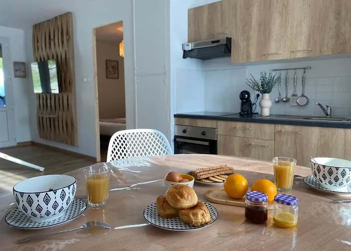 Charmante Maison Lumineuse, Chaleureuse Et Confortable Julienne